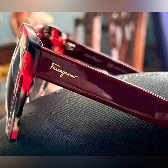 Salvatore Ferragamo Red/Black/Gold Tortoiseshell oversized Sunglasses - Picture 5 of 15